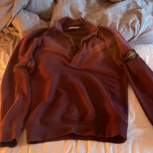 Stone island tröja (vintage?) - Den är i bra skick, några små hål på ryggen.  L men passar större M Dm för fler bilder och diskuterbart pris