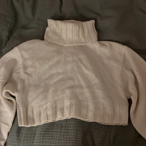 Vit stickad tröja  - Väldigt kort stickad tröja i bra skick