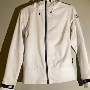 Moncler zip - Tja säljer min Moncler zip för den har blivit för liten den är i xs men passar s och m den är i super bra skick 