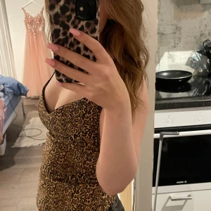 Leopardmönstrad linne - Snygg leopardmönstrad linne med tjocka  axelband och en tight passform. Perfekt för en utekväll eller fest. Linnet är gjort i ett mjukt och stretchigt material som sitter bekvämt hela dagen.