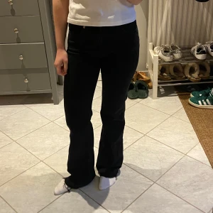 Raka/bootcut jeans - Säljer dessa jättefina svarta midwaist raka/bootcut jeans från Mango med råa kanter. Säljes pga att jag råkade köpa dubbelt. De är aldrig använda så skicket är superbra!