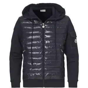 Hej! Säljer nu denna otroligt fina oanvända moncler jackan. Funkar på både höst och vintern🌨️🍁. Den går för cirka 3000kr men säljer vidare för 1700kr. De bara att skriva ifall ni har fler frågor🍋‍🟩🥂 