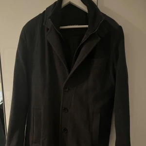 Rockandblue rock - Säljer en riktigt snygg mörkgrå rock perfekt nu till vintern. Storlek: M