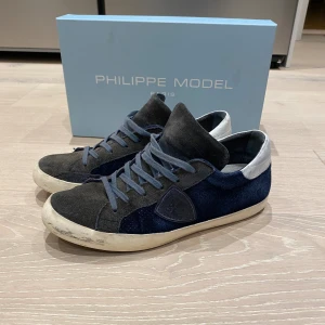 Philippe Model Skor - Hej! Säljer nu dessa riktigt snygga och unika Philippe Model skor i stl 40🤩 Skorna är i väldigt bra skick förutom de fåtal defekter på bild 4-5🤙 Pris går att diskuteras! Vid frågor och funderingar är det bara att skriva💭📱 Box ingår📦🙌