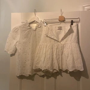 Säljer ett jättefint sätt ifrån Holly&White🤍 - Jättefint mönster🫶🏻jättegulligt till sommaren, båda är i size xs,bra skick,sparsamt andvända🌸skönt material, köpt på Lindex, ifrån Holly&White👌🏻skriv om ni vill köpa ETT av plaggen eller har några frågor🩷priset går att diskuteras👍🏻