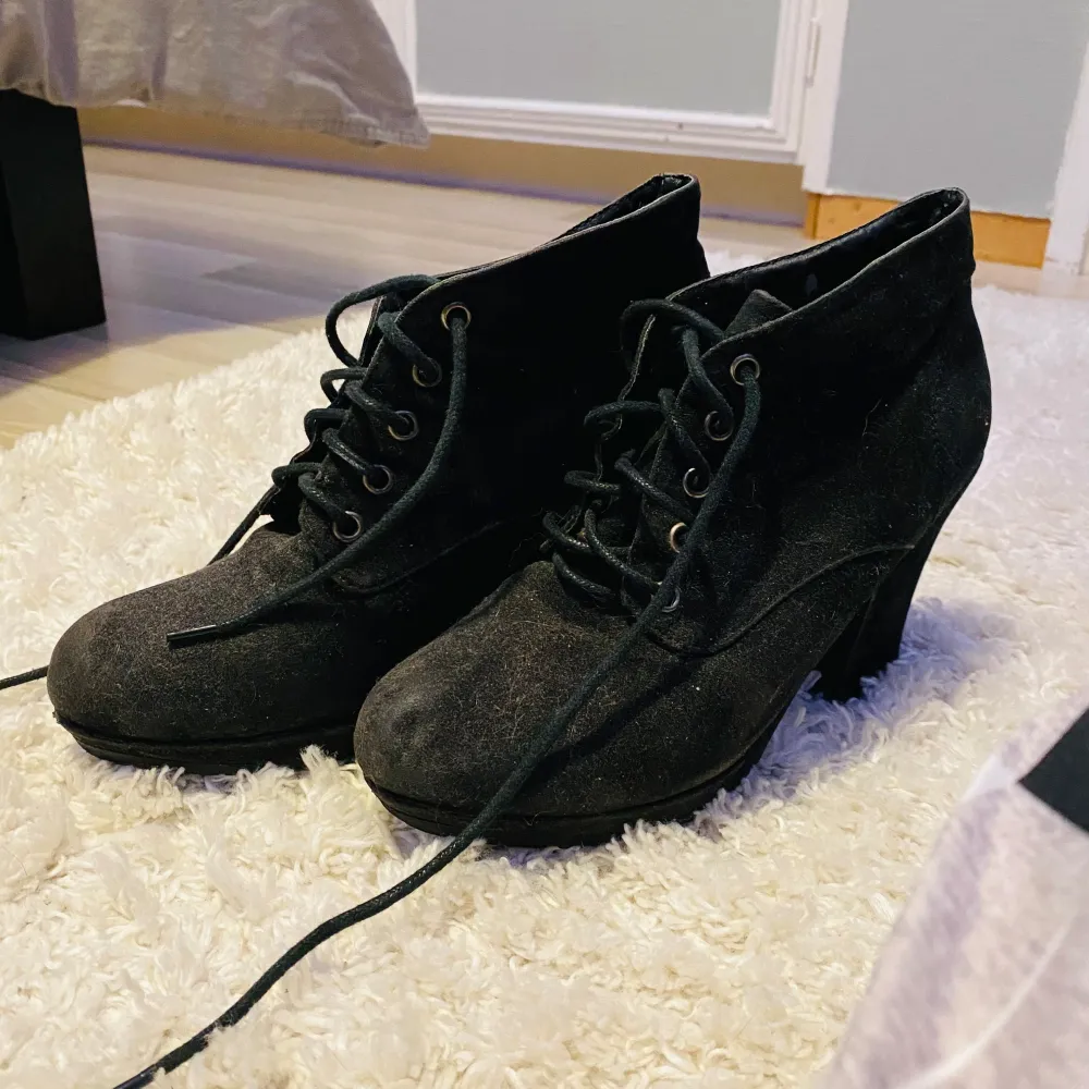 Snygga svarta boots i mocka med snörning och klack. Storlek 38! Perfekta för höst och vinter, dessa boots har en stilren design som passar både till vardags och fest. De är i mycket bra skick och redo att användas direkt. Ett måste för garderoben!. Skor.