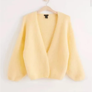 Lindex kofta💛 - Supermysig gul kofta från Lindex i fluffigt material💛Säljer billigt då jag vill bli av med den🥰Storlek xs/s