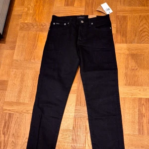 Ralph lauren jeans - Helt ny Ralph lauren jeans. För barn 11-13. Längd 95cm.