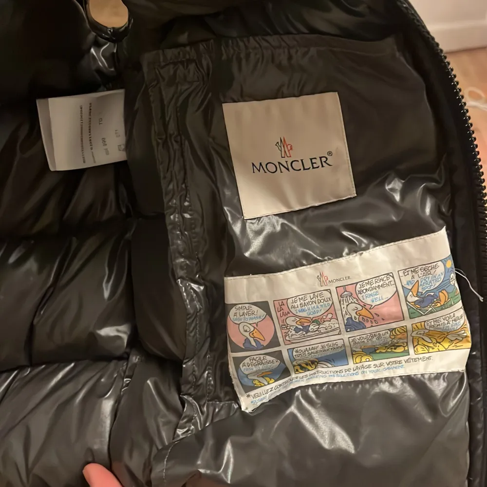 Säljer min otroligt snygga moncler väst i super fint skick. Finns endast ett litet pinhole. Storlek 1 passar S/M. 2021 modell. Tags ingår. Pris 4995kr. Jackor.