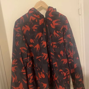 Alexander Mcqueen jacka  - Tja säljer min mcqueen jacka nyrpris 6799kr, äkta storlek L.   3000kr snabb affär. 
