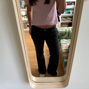 Svarta jeansbyxor - Säljer ett par svarta jeansbyxor i bra skick. De kommer inte till användning så därför säljer jag dom. Skriv om ni har fler frågor🩷 Ord. pris 590