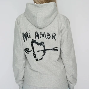 Mi Amor hoodie  - S bra skick, säljs pågrund av att jag inte använder den, köpt för ca 2000