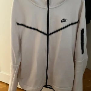 Nike Tech Fleece  - Vit Nike Tech Fleece i storlek XL använd men bra skick.