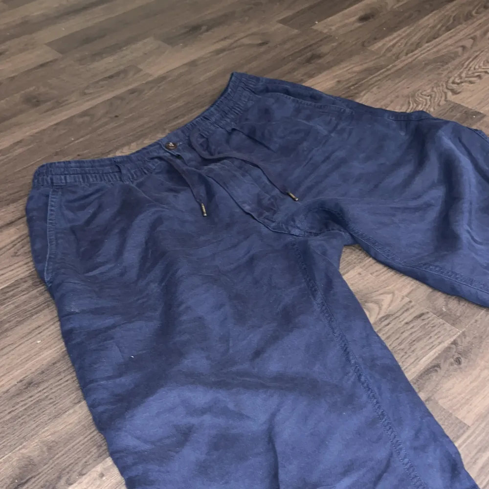 Mörk blå Ralph laruen linne byxor, köpte för 3000 säljer för bara 1599kr har inte använd dem länge nästan helt nya. Jeans & Byxor.