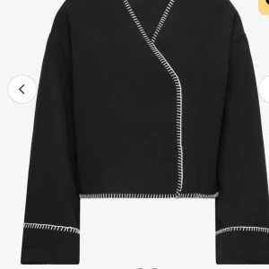 Kappa  - Säljer min Gina tricot kappa i svart. Inte använd alls många gånger 