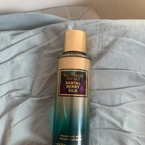 VS parfym. - En Victorias secret body mist, använd ca 3 ggr. Är i bra skick. Lukten är  ” frothy sandalwood, blackberry espresso and almond”. I 250ml. Köpt för 250.