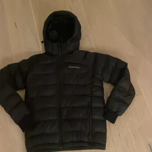 Jag säljer nu min svarta peak performance jacka för att den inte passar. Nypris 1800 men jag säljer min för 1000 för att den är använd i en halv vinter. Kvaliteten är 10/10 inga skador eller fläckar. - Bra skick i storlek 160 