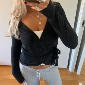 Omlott tröja - Långärmad omlott tröja, uppskattad storlek S🤎🧸