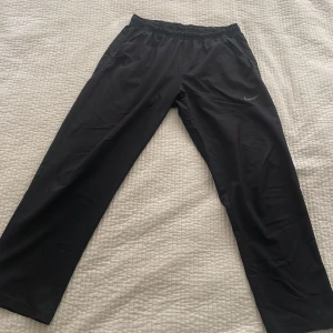 Nike byxor  - Säljer ett par svarta nike vindbyxor i bra skick. Säljer bara i Göteborg och byten går bra 