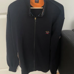 Paul&shart kofta - Säljer en oanvänd paul&shart zip kofta med zip fickor i mycket bra skick, storlek  XL, säljer för 1800 (pris kan diskuteras) vid intresse kan du skriva till mig. 