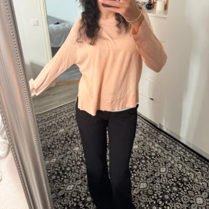 Zara blouse - Säljer denna Zara tröja i storlek S/36/8. Den är perfekt för hösten eftersom den är inte tjock material fast lite tunnare och sitter perfekt på kroppen i förgen rosa🌟