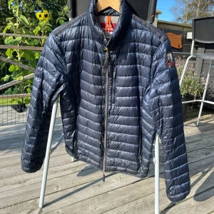 Parajumper jacka - Hej, säljer nu denna pjs jacka som är perfekt nu till hösten. Jackan är i fint skick och sitter bra, hör av dig om de e nått! 