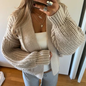 Stickad ull cardigan  - Storlek M🤎🤍🫧