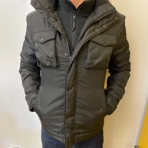 J.Lindeberg Jacka - Tjena, säljer nu denna super snygga och exklusiva j.lindeberg jacka. Storleken är S men passar även M. 😜Nypris ca 3500kr.✨👀 Leverans kommer mellan 1-2 dagar med PostNord och instabox!✅🤝