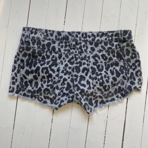 Jeansshorts med leopard mönster - Säljer mina super coola jeanshorts med leopard mönster. Dem är perfekta till sommaren och lägger till en extra touch till outfiten!😇Midjemått: 37.5cm