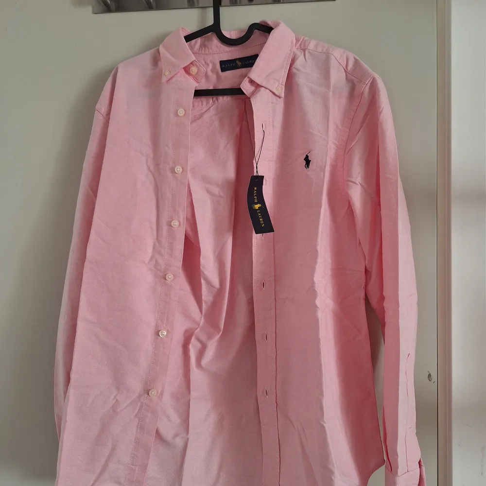 Säljer denna feta rosa ralph lauren skjortan. Skick 10/10, oanvänd.  Skriv vid funderingar. Skjortor.