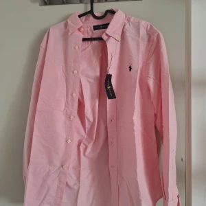 Ralph lauren skjorta - Säljer denna feta rosa ralph lauren skjortan. Skick 10/10, oanvänd.  Skriv vid funderingar