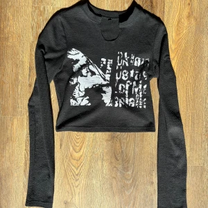 SVART LÅNGARMAD TAJT TRÖJA - Snygg svart tröja med vitt tryck i storlek S. Något använd, fint skick! 