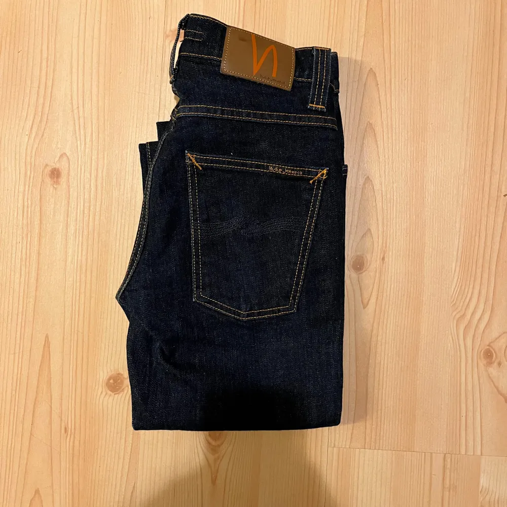 Ett par riktigt snygga nudie jeans i den populära modellen ”Grim Tim” | skick 9,5/10 | jeansen är råa vilket betyder att de fadear beroende på hur du bär dom | midja: 36 cm, längd: 102 cm, Innerben: 73 cm. Jeans & Byxor.