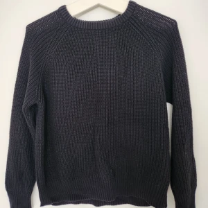 Långärmat stickad tröja - Säljer min stickade tröjan för att den är lite för stor på mig. Den är i bra skikt. Priset kan diskuteras utan problem.