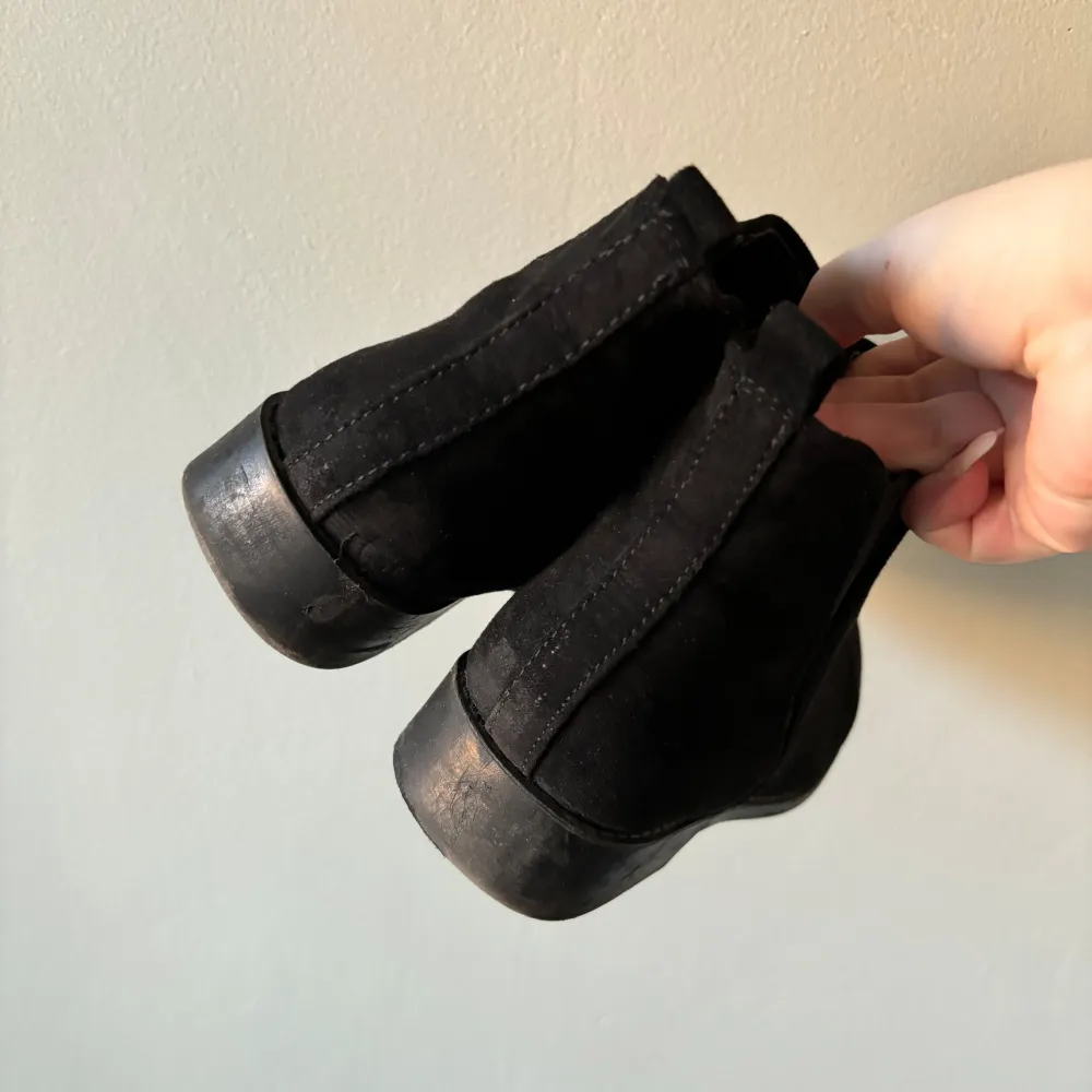 Säljer ett par snygga svarta chelsea boots i mocka imitation. Välanvända men fortfarande hela och mycket kvar att ge. De är för små för mig därav säljs de, storlek 36.. Skor.