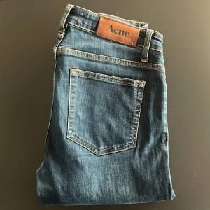 Tja, säljer nu dessa sjukt snygga acne studios jeans, sjukt populära och eftertraktade. Nypris 2-3 tusen, säljer för 599. Finns en liten defekt, skriv om ni har frågor!