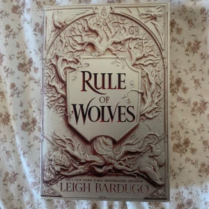 Rule of Wolves - Leigh Bardugo 💗 - perfekt skick förutom lite röd färg som syns på baksidan 💗paperback 