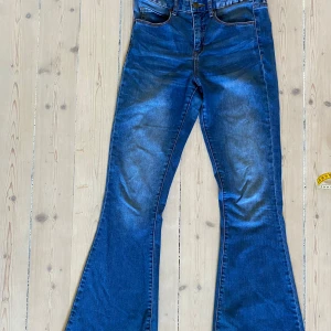 Bootcut jeans - Skitsnygga bootcut jeans från Billabong. Stretchiga!  Innerbenslängd: 80 cm Midjemått: 36 cm