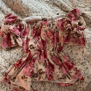 Topp - Super gullig blommig topp! Helt ny med prislappen kvar 🥰🥰