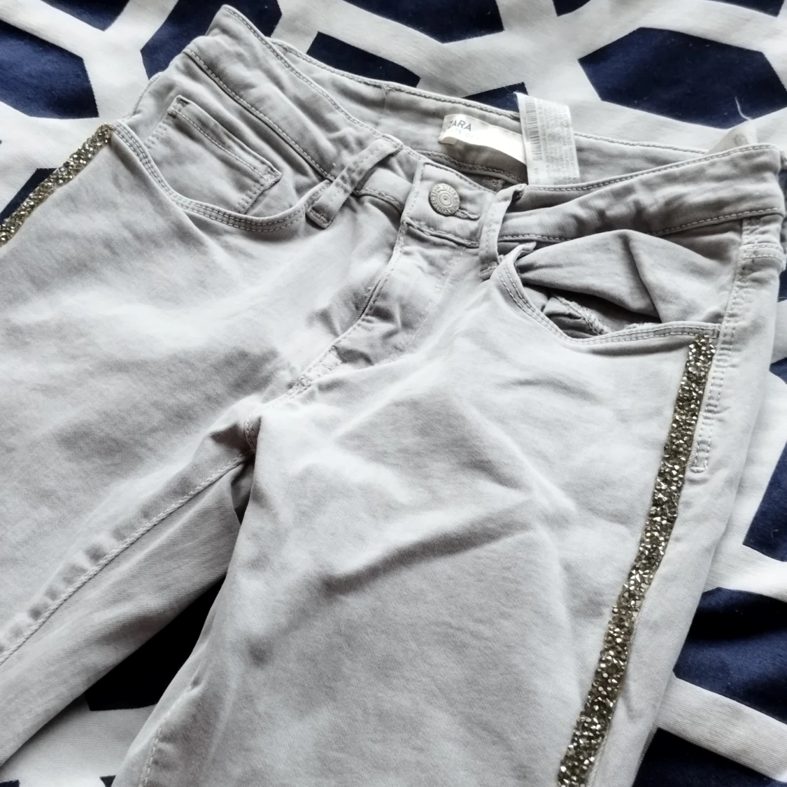 Grå jeans med glittriga detaljer från Zara