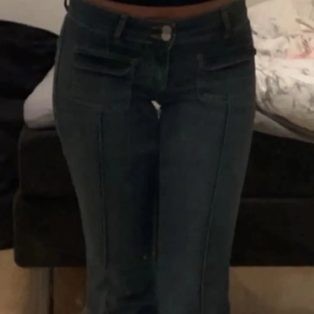 Populära Nelly jeans i storlek XS i bra skick! Hör av dig vid frågor!🌸. Jeans & Byxor.