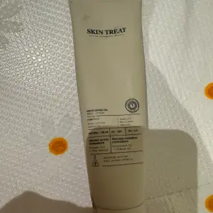 Säljer en Skin Treat Nourishing Oil Body Lotion som ger långvarig återfuktning och komfort. Knappt använt det 