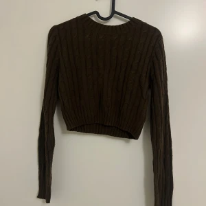 Brun tröja från h&m - En mjuk stickad tröja från h&m. Väldigt bra skick och kommer aldrig till användning längre. Brun i storlek S. // Hör gärna av dig vid frågor! 