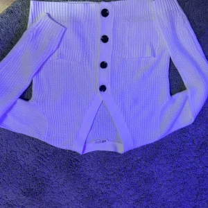 Söt kofta  - Vit kofta från HM, för liten för mig 