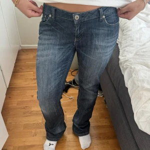Lowwaist bootcut jeans  - För långa på mig som är 164, passar 36 men skriv för måtten