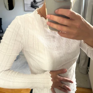 Långärmad tröja med detaljer  - Långärmad tröja i bra skick