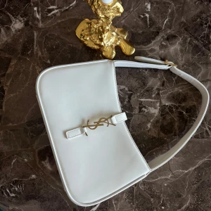 YSL - Myydään second handina ostettu laukku. Ei kuittia tai dustbagia/ boksia. 