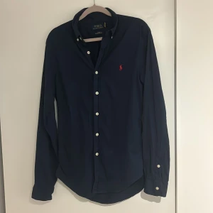 Mörk blå polo Ralph lauren skjorta - En riktig snygg skjorta som ser sprillans ny ut!! Storlek slim fit och S