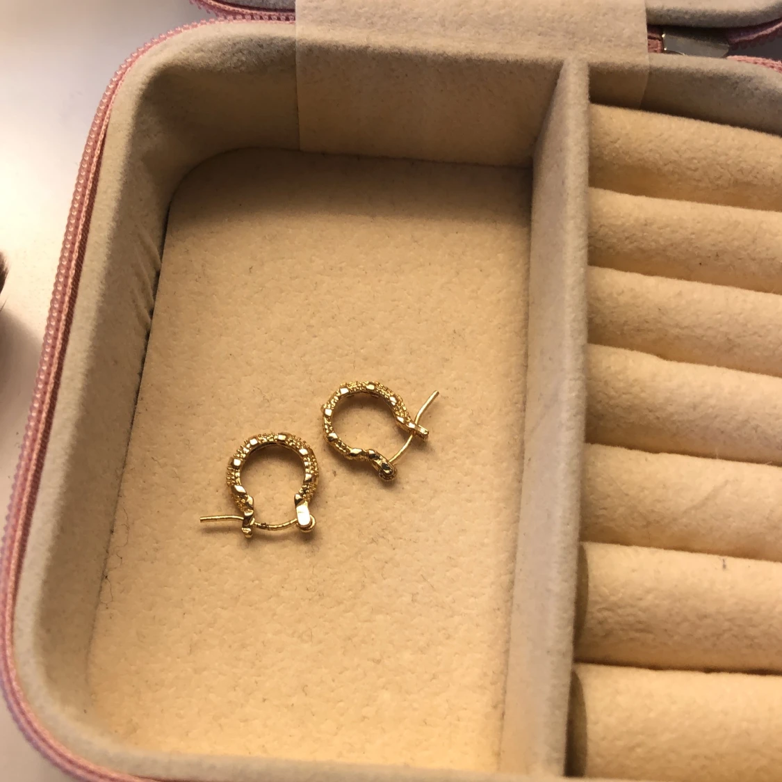 Guldiga örhängen  - 90