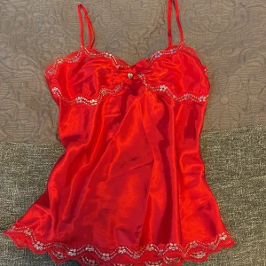 y2k topp - så snygg vintage y2k topp som är köpt på secondhand i köpenhamn. har haft ett litet hål på insidan men har sytt igen, kan knappt se vart hålet var. sitter som en s/xs, kontakta mig för bilder på och köparen står för frakten 💕💕💕